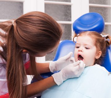 Children's first visit to the dentist