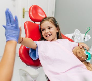 The right time for a child to visit the dentist for the first time